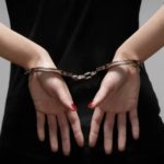Tinder surprise : nuit de cauchemar au commissariat