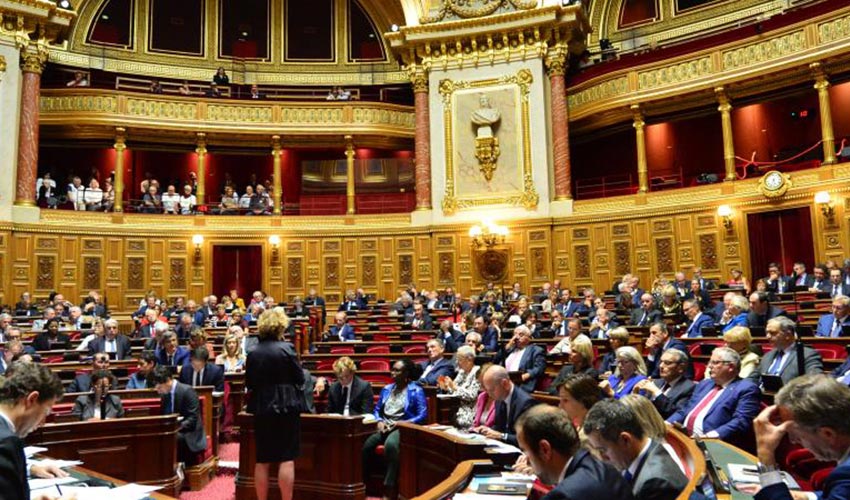 Sénat vote l'interdiction des signes religieux