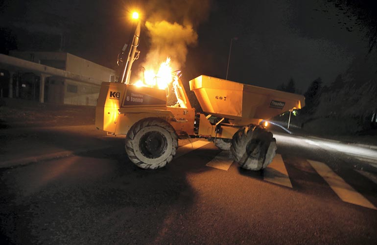 engin de chantier incendié